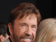 La famiglia di Chuck Norris critica i post generati dall’intelligenza artificiale sulla sua morte