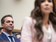 Kristi Noem e il marito Bryon presi di mira nello sketch di “SNL”.