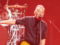 Nota: L’ex rock star Bruce Springsteen trasforma il concerto in una lezione anti-Trump di 3 ore