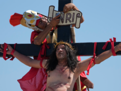 Il rievocatore di “Gesù” più longevo nelle Filippine va in pensione dopo essere stato crocifisso 37 volte