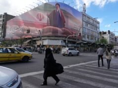 Il leader supremo iraniano sarebbe privo di sensi mentre la scadenza per Trump si avvicina