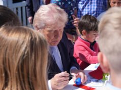 Un bambino gigante si lamenta dei suoi nemici politici con un gruppo di ragazzini