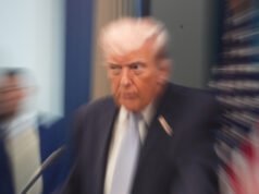 “Per favore, continuate a bombardare”: Trump tiene la conferenza stampa più sconvolgente di sempre