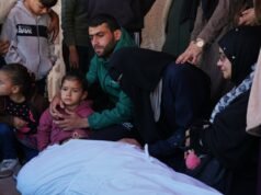 Le forze israeliane uccidono tre palestinesi a Gaza e ne arrestano dozzine in Cisgiordania