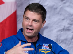 GUARDA – L’astronauta Artemis II “si rompe” alla vista della croce del cappellano dopo il ritorno sulla Terra