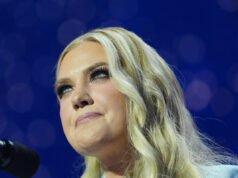 Erika Kirk vista in lacrime dopo la sparatoria alla cena dei corrispondenti della Casa Bianca