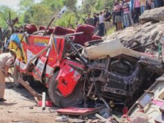 Almeno 21 morti nello schianto di un autobus nella gola del Kashmir