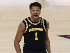 I giocatori di basket universitari danno gloria a Dio prima del campionato NCAA