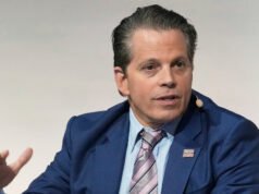 Scaramucci dice che è “in corsa per la presidenza” nel primo di aprile