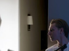 Il proprietario di una casa apre il fuoco su presunti intrusi, ferendone gravemente uno