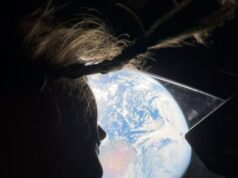 Gli astronauti della NASA catturano immagini della Terra con iPhone durante la missione lunare Artemis II