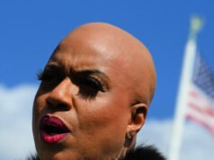 Ayanna Pressley, membro della “squadra”, definisce lo sfratto un “atto di violenza”