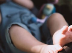 La polizia dice che un bambino di 6 mesi nel passeggino è stato trovato abbandonato a Times Square