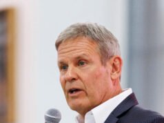 Il governatore del Tennessee firma una risoluzione che dichiara giugno “mese della famiglia nucleare”