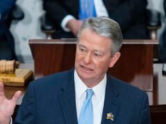 Il governatore dell’Idaho firma una legge che vieta agli uomini di accedere ai bagni delle donne