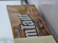 Il lavoratore lascia uno spuntino nel frigorifero dell’ufficio: non è preparato per il biglietto a cui tornerà