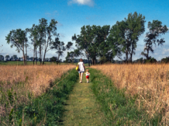 Cos’è una “mamma burro”? Scopri l’ultima estetica a tema anni ’90 della Gen Z