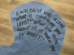 Il bambino chiede “Cosa ti rende felice?” a scuola: lacrime per una risposta di una sola parola