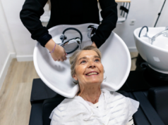 La tua routine di lavaggio dei capelli dovrebbe cambiare con l’età: ecco perché