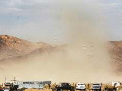 Migliaia in California hanno avvertito di “tenere porte e finestre chiuse”