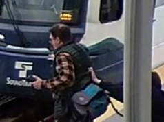 Uomo con trascorsi violenti arrestato per aver tentato di spingere uno sconosciuto sui binari del treno a Seattle