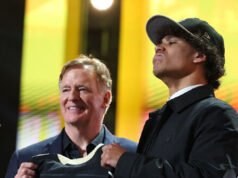 Scelta del primo round dei Saints Jordyn Tyson si inginocchia e loda Dio in un momento emotivo di draft