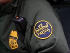 Perché il DHS sta inviando centinaia di agenti al confine con il Texas