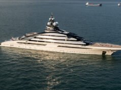 Il superyacht russo naviga attraverso lo stretto di Hormuz
