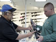 Le vendite dei negozi di armi aumentano mentre i Virginiani cercano di battere i nuovi controlli sulle armi