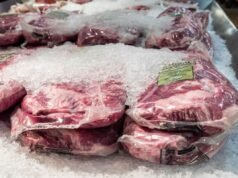 Il motivo per cui una donna mangia il cibo congelato di un’amica esulta: “La nostra carne adesso”