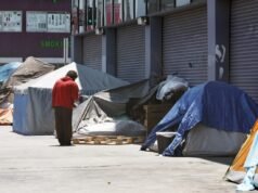 I licenziamenti delle agenzie per senzatetto di Los Angeles lasciano i lavoratori a temere la vita per strada