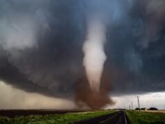 Livestream di allarme tornado mentre 142.000 persone hanno detto “Mettiti al riparo adesso!”