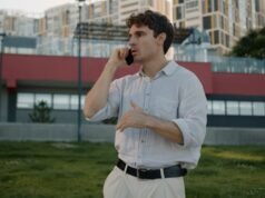 Un uomo si prende un giorno libero dal lavoro per incontrare un’amica, scioccato per come reagisce