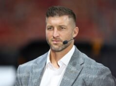 I fan della NFL inviano preghiere all’ex quarterback dei Broncos Tim Tebow