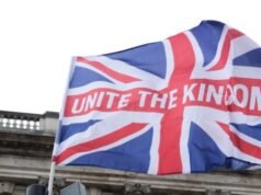 Attivista anti-Islam promette di sbarcare nel Regno Unito in barca dopo essere stato bandito dal governo