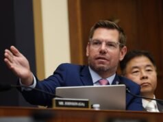 Eric Swalwell colpito dall’indagine della tata del DHS tra accuse di violenza sessuale