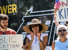 VIDEO: I residenti del Wisconsin vogliono che venga licenziato l’insegnante che ha pubblicato il messaggio “Rendete gli americani grandi assassini”.