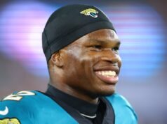 Travis Hunter dei Jaguars fa il DJ per i compagni di squadra durante gli allenamenti fuori stagione