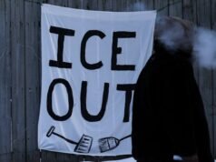 Il giudice nominato da Trump rimprovera la politica di detenzione dell’ICE di Trump