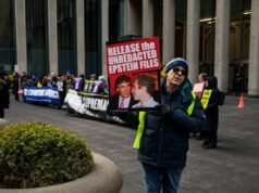 Foto di Trump ed Epstein proiettate in hotel prima della cena dei corrispondenti