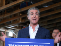 La California gestita dai democratici offre protesi mammarie ai transgender illegali senzatetto