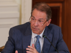 Nick Saban e altri leader dell’atletica lodano l’ordine esecutivo dello sport universitario di Trump