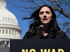 Il democratico alla Camera metterà sotto accusa Pete Hegseth per presunti crimini di guerra contro l’Iran