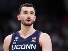 Il commosso addio di Alex Karaban a Dan Hurley diventa virale dopo la perdita di UConn