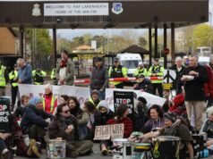 La polizia britannica arresta sette manifestanti vicino alla base RAF utilizzata dagli Stati Uniti