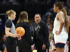 Dawn Staley della Carolina del Sud affronta un acceso scambio con Geno Auriemma