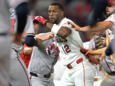 Angeli e coraggiosi lanciano pugni nella rissa per liberare le panchine