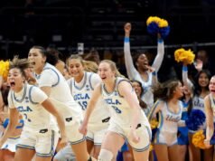 I Lakers onorano la squadra di basket femminile dell’UCLA dopo aver vinto il titolo nazionale