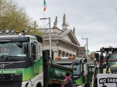 Protesta irlandese contro la tassa sul carburante di agricoltori e camionisti minacciata dall’esercito