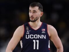 Alex Karaban di UConn si emoziona dopo la sconfitta nella partita finale contro il Michigan